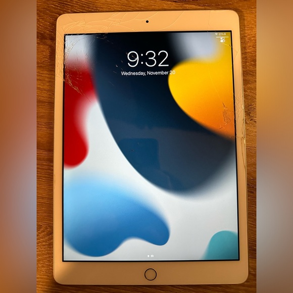 8th Gen IPAD - 128 GB - Picture 2 of 4